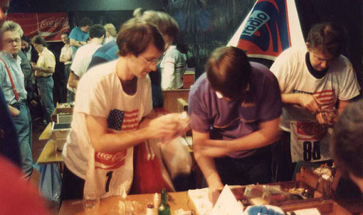 Jon Laster, à gauche, Garry Gerding au centre en tee-shirt CAMEN et le champion P.A. Watson, à droite.