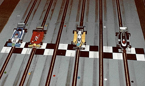 3 ième série F 1. Ligier JS 11 Gilbert Garcia, Ferrari 126C René Guélin, Renault RE30 Jean-Marie Donzel, Ligier JS17 Jean-Claude Malherbe. Il manque les deux Lotus de Philippe Point et Eric Gauthier.