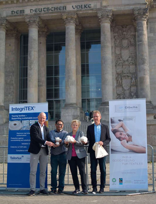 (from left to right: Alex Deitermann (CEO Tailorlux GmbH), Arun Ambatipudi (President Chetna Organics), Renate Künast (MdB) and Ralf Hellmann (Managing Director Dibella Group) seal the endorsement for the innovative project for marking organic cotton.