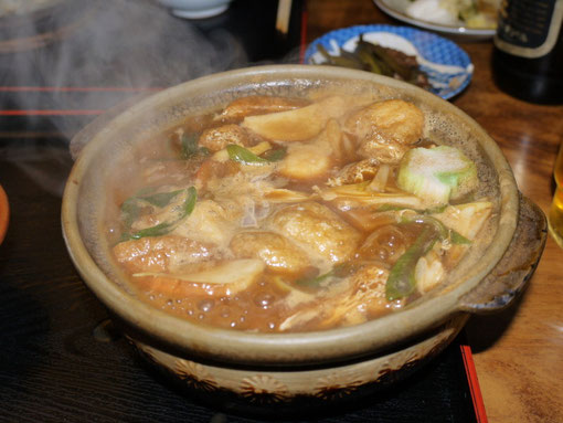 これが「かどまる」の味噌煮込みうどんです。鶏肉、卵が入った梅ですが、本日はエビ天がなく残念でしたが、 これで900円だったでしょうか。ネギやあげもたくさん入っていますし、かまぼこや干し椎茸も入っています。