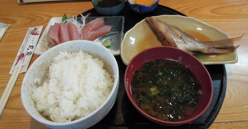 南伊勢町にある丸魚という食堂の煮魚定食です。大松屋の天丼にしようかと思ったんですが、胸焼けがしそうで・・・。