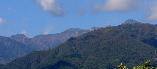 撮影地から西を眺めると中央アルプスがそびえています D7000+85mm(上下トリミング)