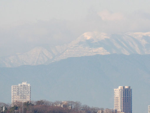 階段状に削られた三角形が痛々しいですね。藤原岳には雲がかかっています。G-1＋LUMIX　G　VARIO45-200mm