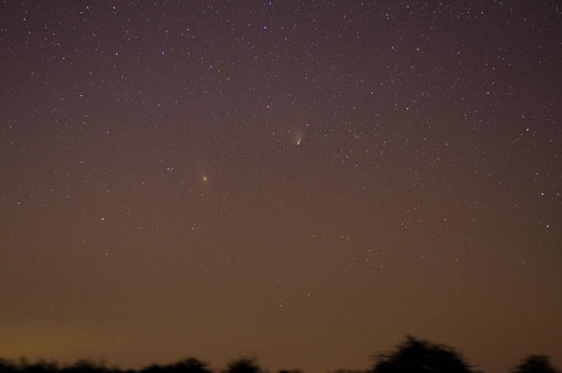 Andromedagalaxie und PANSTARRS am Abend des 06.04.2013. Aufgenommen  mit PENTAX K-5 und 70er Limited nahe der Werdigeshäuser Kirche bei Kefferhausen.