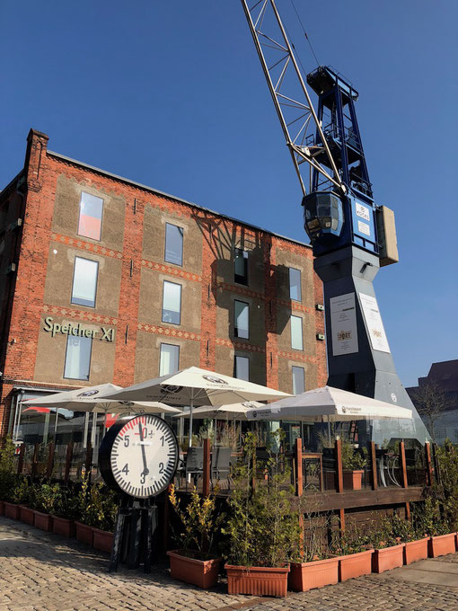 Aussengastronomie auf Podest an historischem Platz