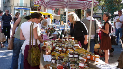 Verkaufsstand auf dem Wochenland in Arles