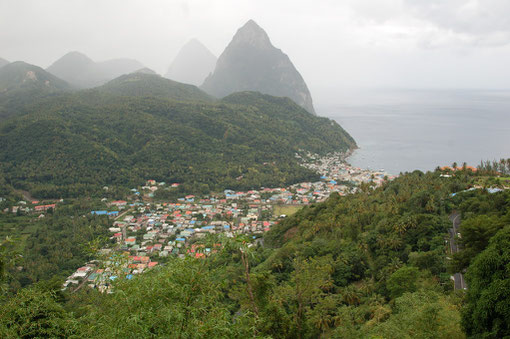 Die beiden Pietons um Soufriere sind Wahrzeichen der Insel. leider regnet es häufig  über den Regenwäldern.