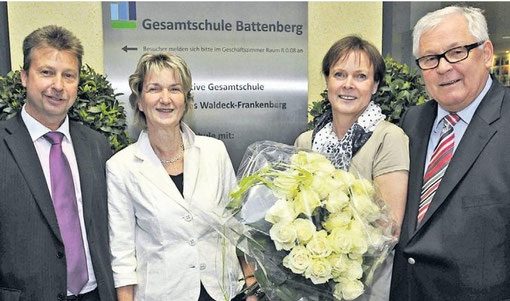 v.l. Herr Gaß, stellvertr. Schulleiter, Frau Opper-Fiedler vom Staatlichen Schulamt und das Ehepaar Frenzl
