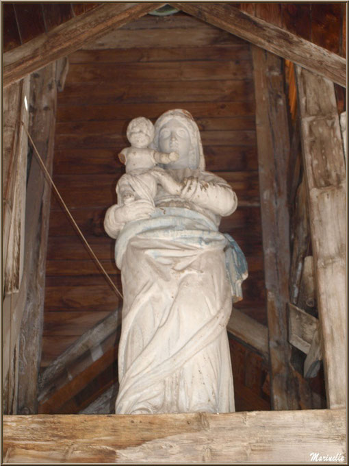 Vierge à l'enfant, à l'extérieur, au-dessus de l'entrée de la chapelle du hameau de Gabas, Vallée d'Ossau (64)