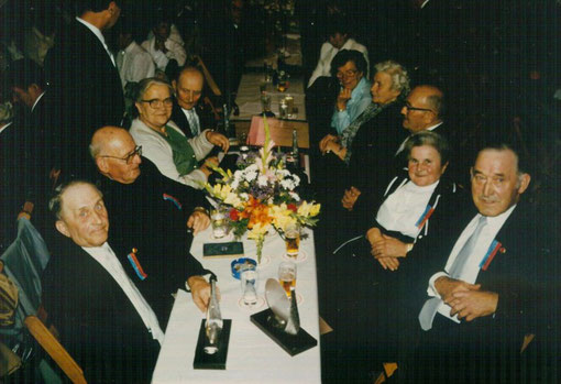 Gründer mit Ehefrauen und Pfarrer Schmitter am Ehrentisch 1984