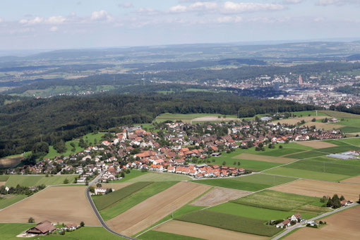 Luftaufnahme Brütten mit im Hintergrund rechts Winterthur (Archiv): Bild Mano Reichling, Illnau