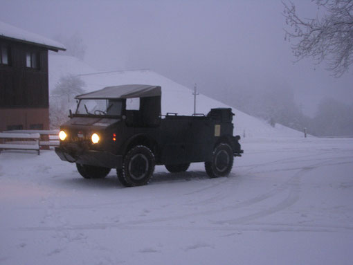 Saurer 4MH von der Seite beim Schwimmbad in Schweigmatt am Samstag 17.12.2011