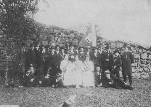 Foto des Festvereins von 1913 mit den Festdamen und der neuen Fahne
