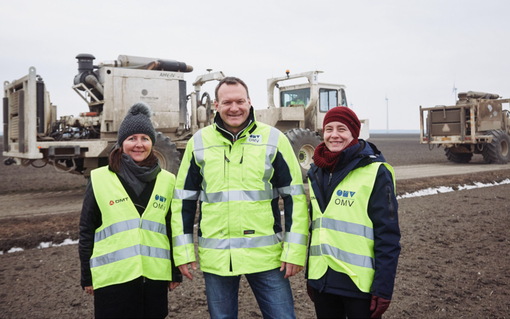 Helga Vogg (links im Bild) mit OMV Kollegen.