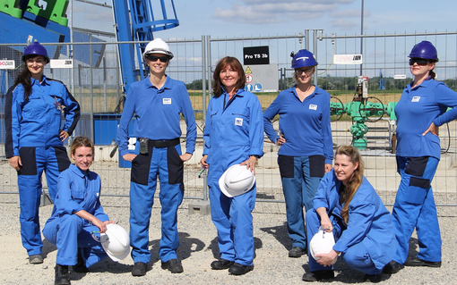 Helga Vogg (Mitte) mit diversen Frauen aus dem OMV Team