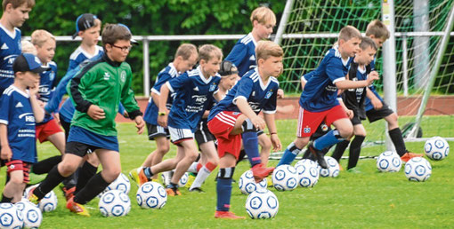 DRIBBELN, PASSEN UND ANDERE TECHNIKEN LERNTEN DIE KINDER IM FUSSBALLCAMP.