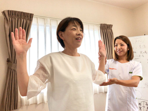 巻き肩を改善して頭痛をやわらげるセルフケア