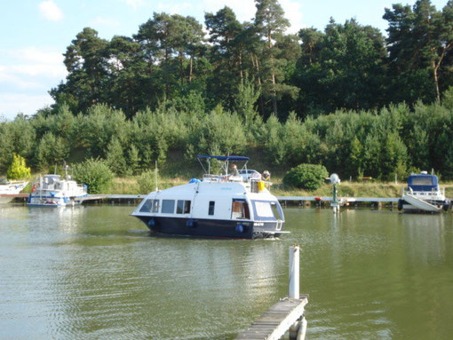 Ein GFK Hausboot in der MARINA Wittingen am Elbe - Seitenkanal