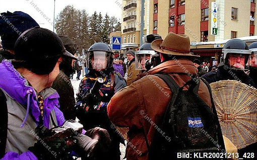 Illegaler Polizeieinsatz: Demonstration gegen das World Economic Forum in Davos mit einem massiven Polizeiaufgebot aus der ganzen Schweiz. Kein Durchkommen - auch nicht für die Presse! | Foto: Klaus Rózsa / photoscene.ch