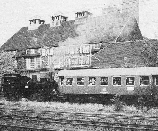 Begrüßung der eintreffenden Fahrgäste: "Bad Nauheim - Herzheilbad", Abb.: Hessische Heimat, 13.09.2008