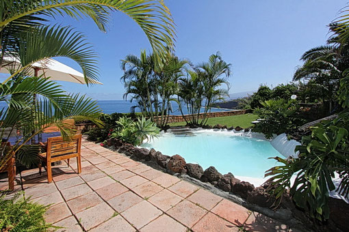 Gartenanlage mit Meerblick und verspielten Pool