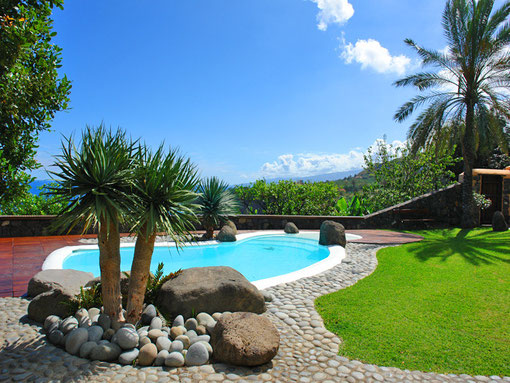 Ansicht vom Pool des Ferienhaus Urlaubstraum, in Los Realejos. Im Hintergrund ist das Meer und die Berge zu sehen.