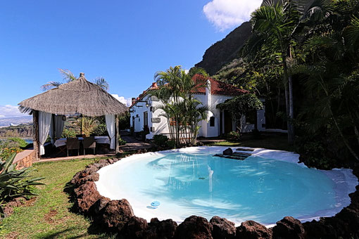 runder Pool vor dem seitlichen Eingang des Ferienhauses mit Meerblick.