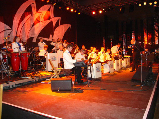 Die Swan Big Band Spielt am Polyball in der grossen Tanzhalle im Hintergrund als Deko die Oper in Sydney