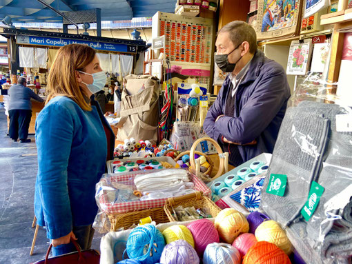 Catalá hablando con uno de los comerciantes afectados