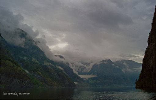 Blick auf Fjord und Gebirge, von Undredal Brygge
