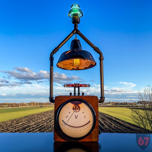 Upcycling lightart artwork with antique found objects and junk - Voltmeter EAW Enamel lampshade DIY maker steampunk - JayKay67Design by Jürgen Klöck 