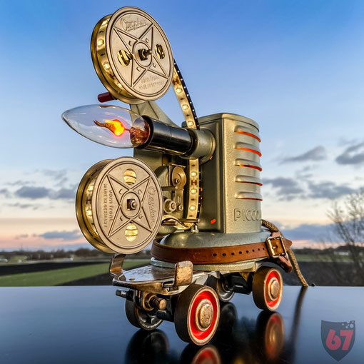 'Als die Bilder laufen lernten' Assemblage object with a 1940s film projector - Jürgen Klöck - 2020
