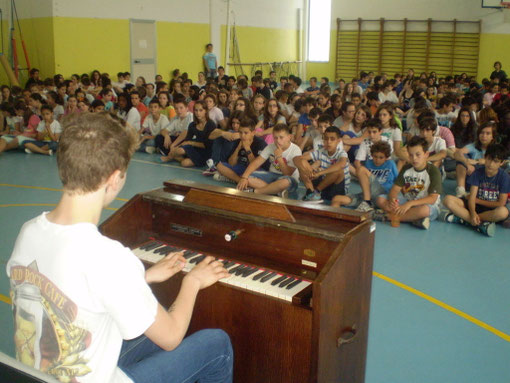 Uno studente suona l'Harmonium restaurato