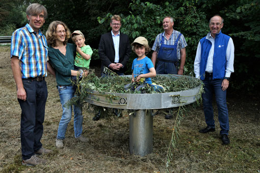 v.l.: Grundbesitzer Simon und Christiane Vitzthum mit den Söhnen Johannes und Cornelius, Bürgermeister Roland Kamhuber, August Obermeier, Günther Weitzer © Georg Meling