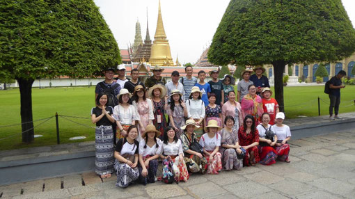 Bild: Reisegruppe vor dem thailändischen Königspalast in Bangkok