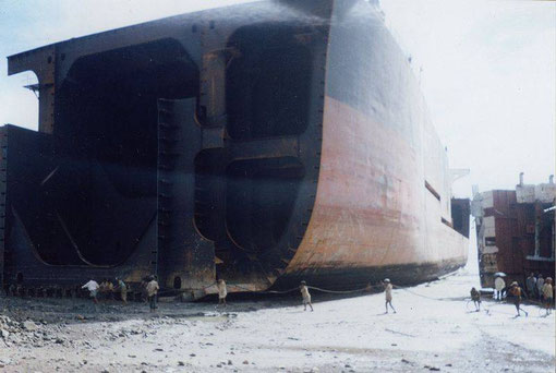 Abwracken in Bangladesh, dabei wird das Schiff bei einer Springflut auf den Strand gefahren, Beachen (Quelle Wranz, Wikipedia)l