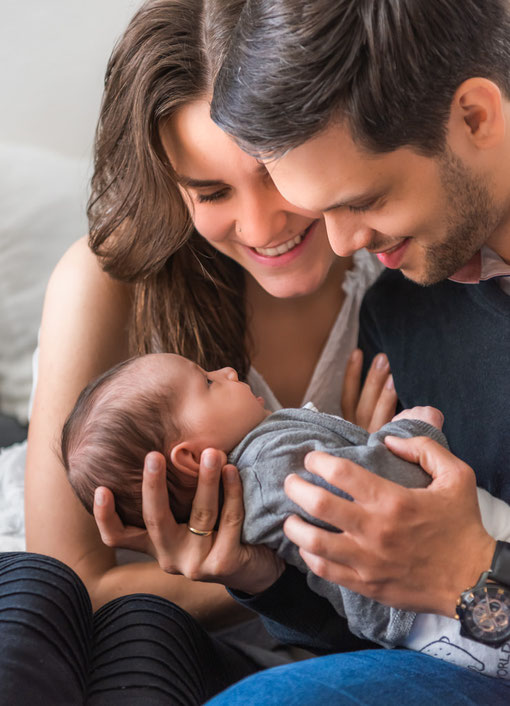 Familienfotos mit Baby und Kleinkind zu Hause