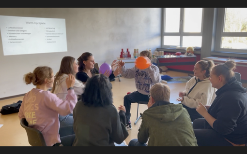 Kinder Spielen eine Teamübung zum Klassenzusammenhalt