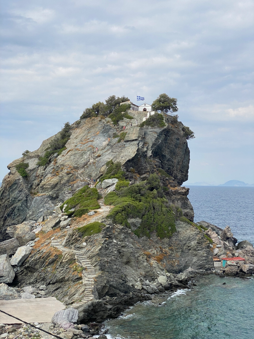 chiesa di Agios Ioannis a Skopelos in cima a uno scoglio