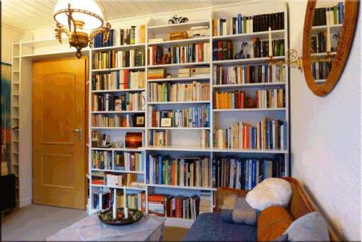 Bücherwand, Birke Multiplex, altweiß lackiert