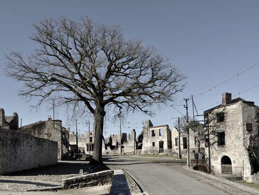 Femmes et enfants sont arrivés à l’église par la rue principale qui descend jusqu’à la Glane, charmant  cours d’eau où il faisait bon se rafraîchir…