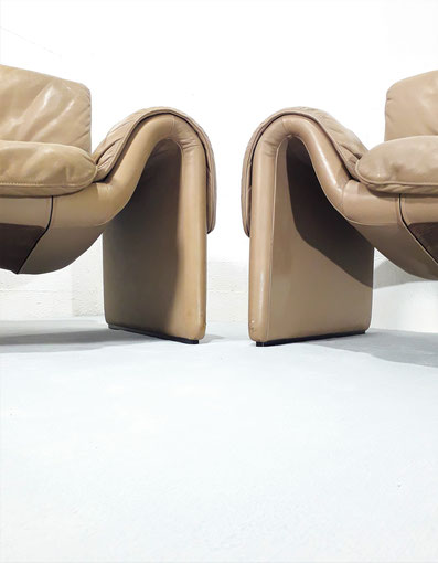 De Sede DS-2011, a pair of  /12 Sofa in Taupe Leather, Switzerland, 1980