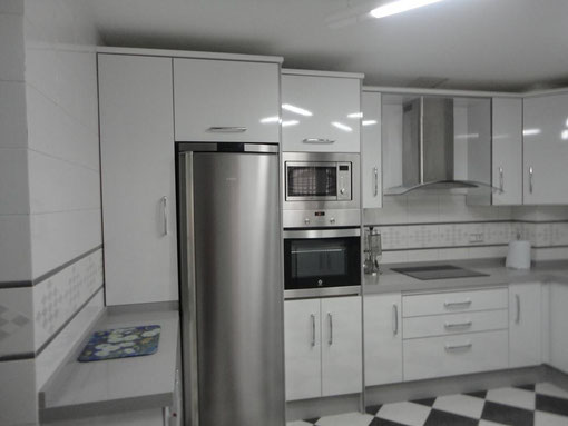 Cocina blanca jaen encimera gris claro cocinas jaen Imagenes de cocinas gris y blanca