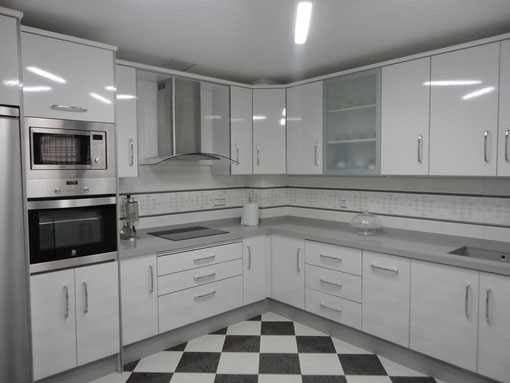 Cocina blanca jaen encimera gris claro cocinas jaen Imagenes de cocinas gris y blanca