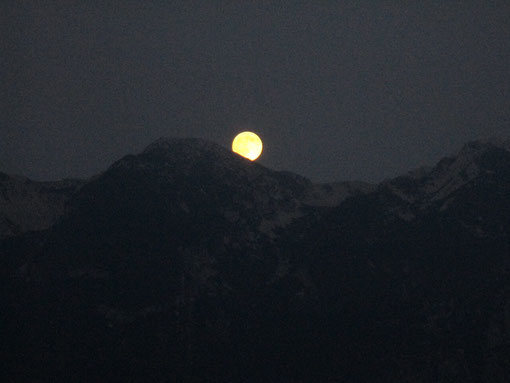 Blick noch Osten bei Mondaufgang über dem Monte Baldo