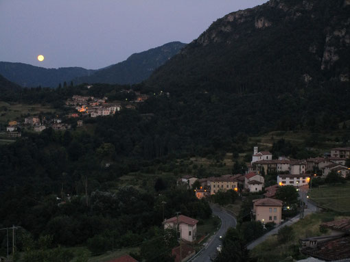 Blick nach Westen bei Monduntergang über Villa und Voiandes