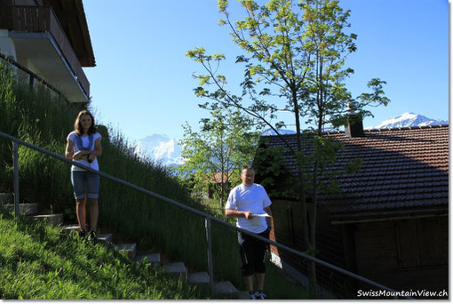 Nathi steht dort, wo die Terrasse/der Balkon beginnt und Jürg dort, wo diese endet, aber alles wird ca. 2 Meter höher sein, da das Terrain aufgeschüttet wird.