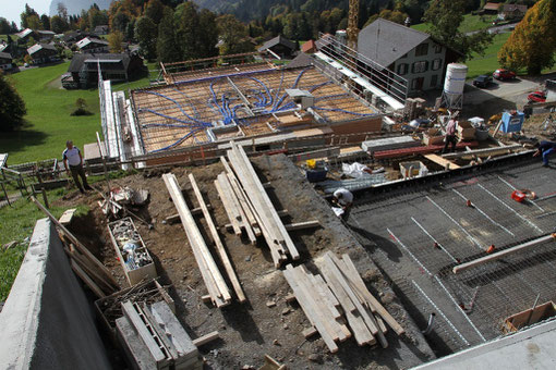 Der Boden des Dachgeschosses wird betoniert.