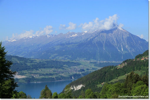 von der Bauparzelle, trotz erster Quellwolken am Niesen.