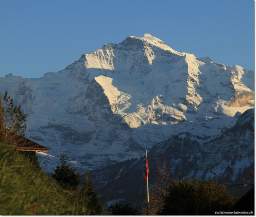 Blick auf die Jungfrau vom zukünftigen Wohnzimmer und der Terrasse aus.